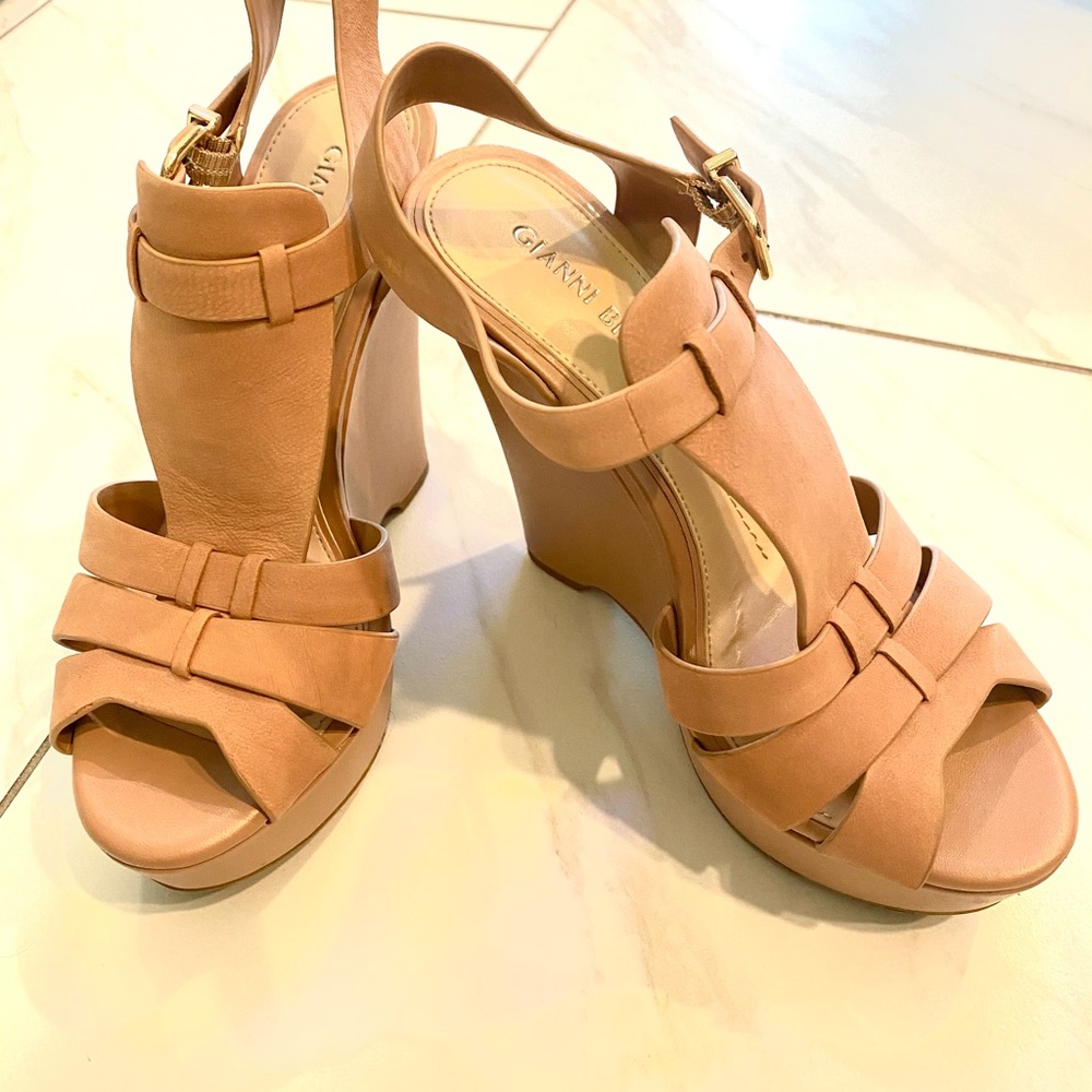 Gianni Bini lightweight gorgeous wedge
